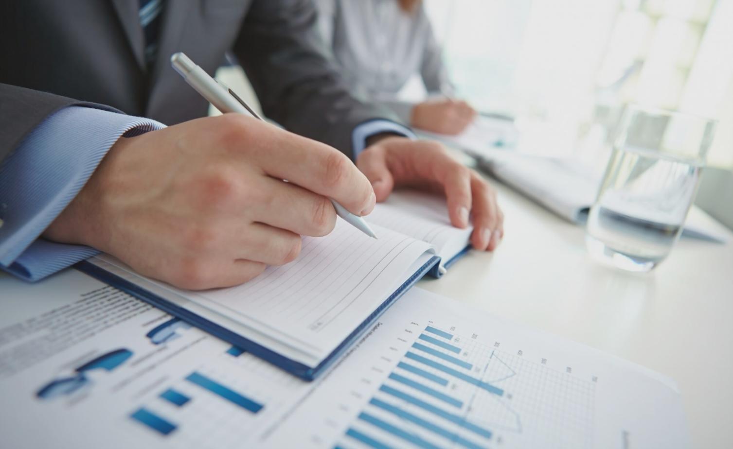 Diskusi analisis risiko trading dengan mentor