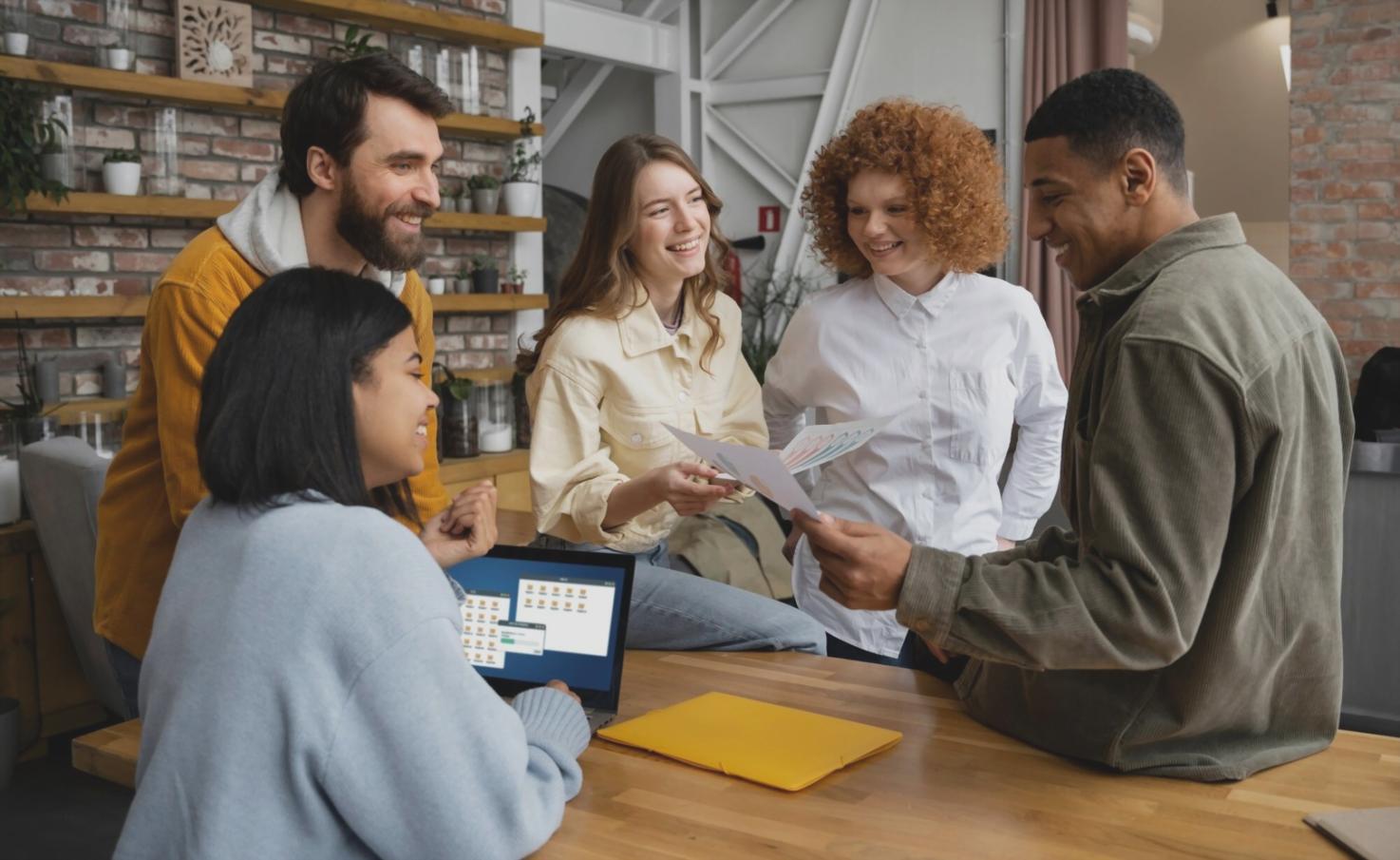 Siswa sedang menganalisis grafik trading dan menerapkan strategi manajemen modal